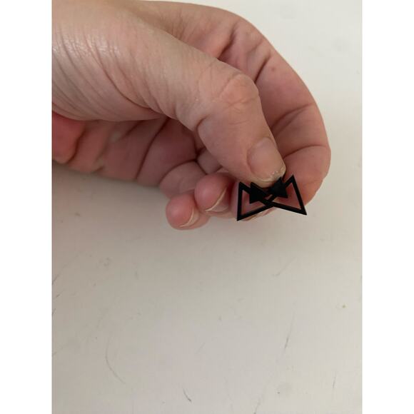 Black triangle stud earrings - Picture 2 of 3